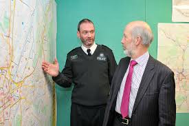 Supt Mark McEwan briefs Justice Minister David Ford